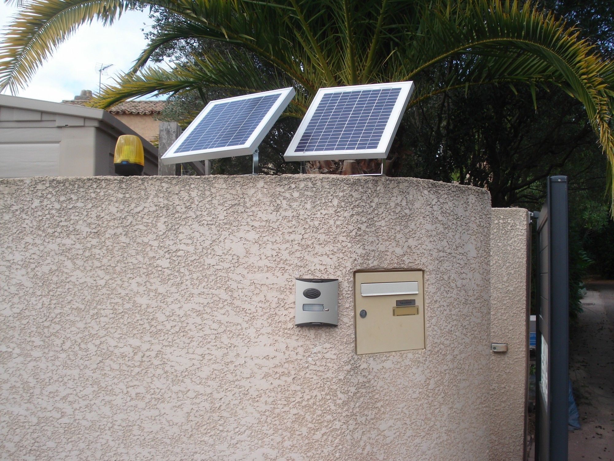 Panneau à energie solaire pour motorisation de portail installé aux Pennes Mirabeau par ABD AUTOMATISMES 13170