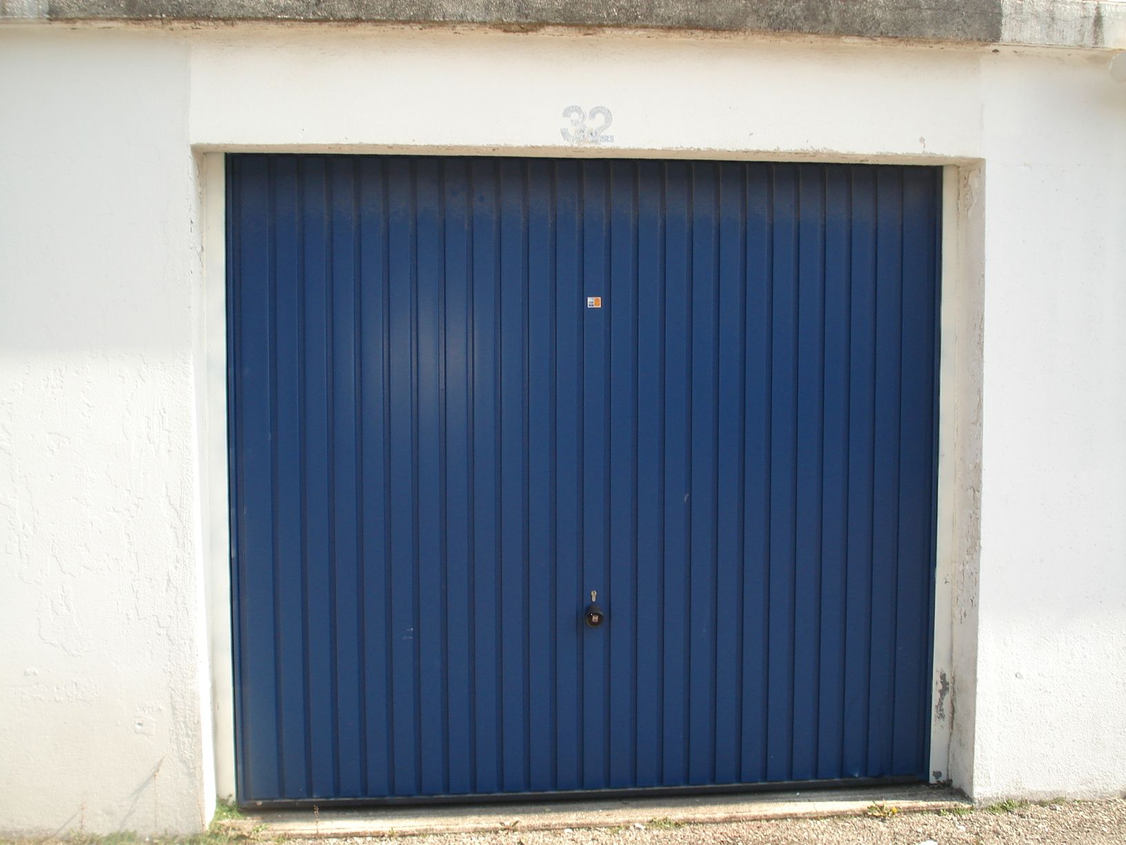 porte de garage hormann bleu saphir sur mesure installée à Marignane par ABD automatismes Les Pennes Mirabeau