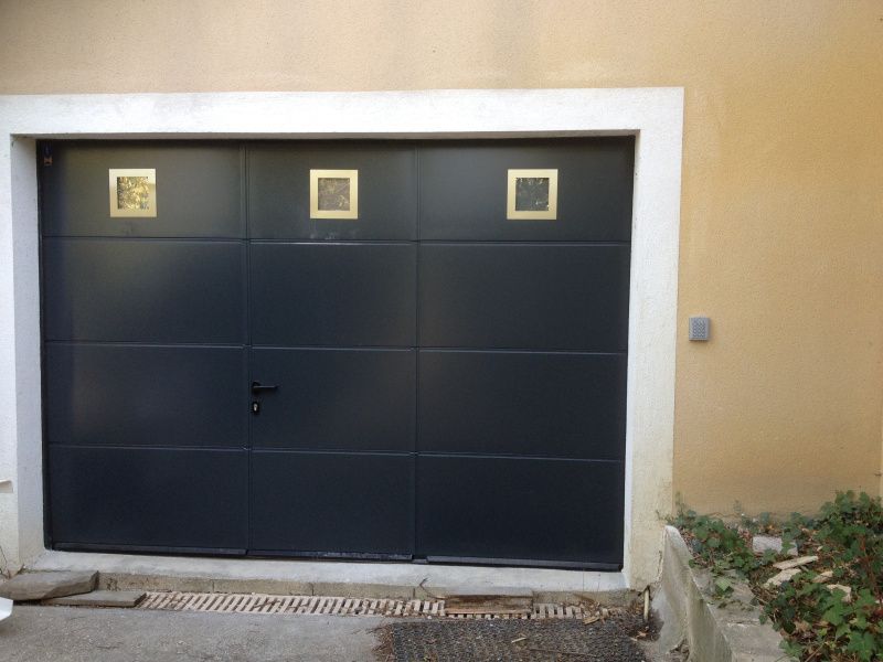 porte de garage motorisée sectionnelle avec portillon intégrée Hormann
