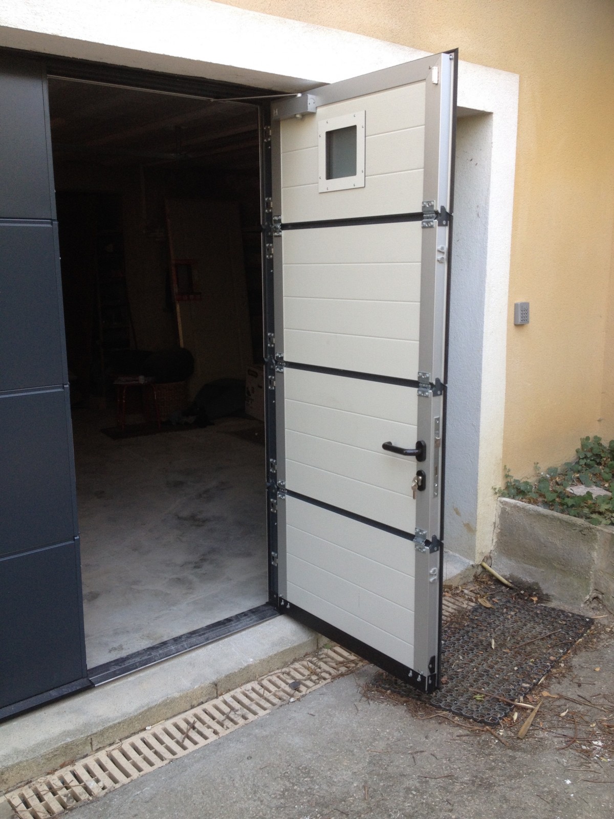 Porte de garage motorisée Hormann avec portillon intégré par abd automatismes Les Pennes Mirabeau