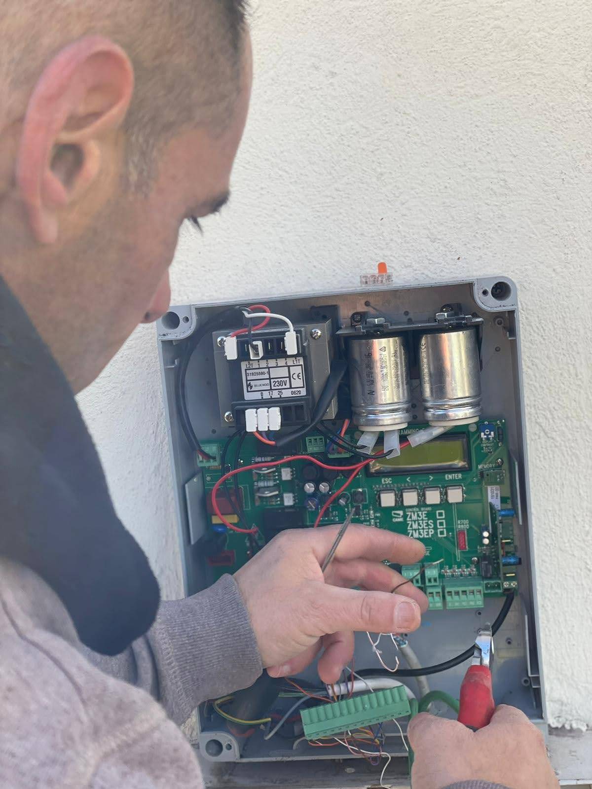 Remplacement carte de commande pour portail électrique à Vitrolles - dépannage rapide 