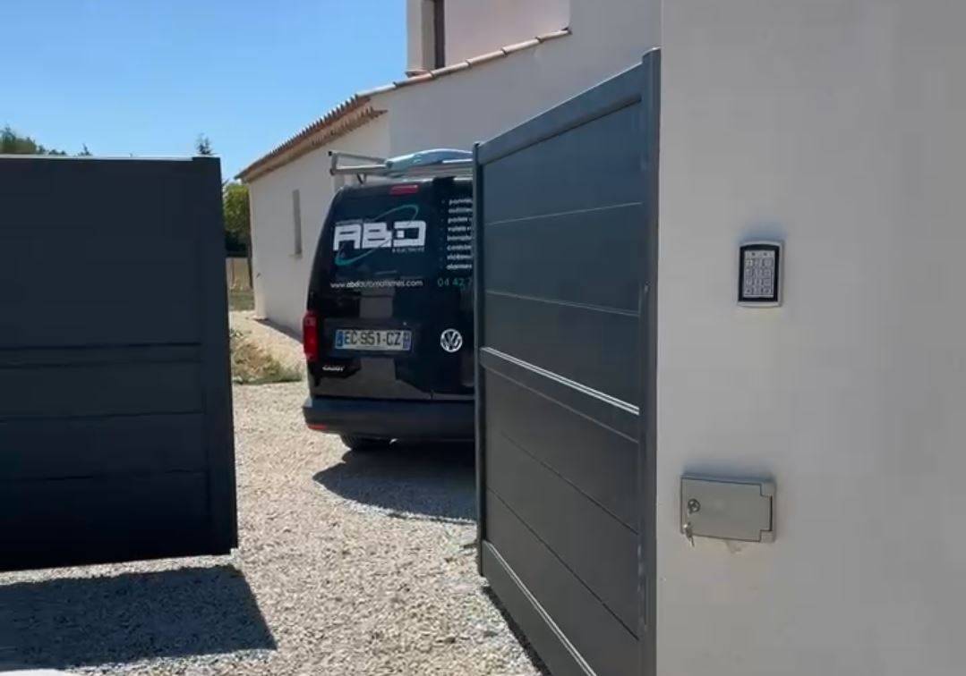 clavier codé et déverrouillage de secours sur portail battant motorisé Puyricard