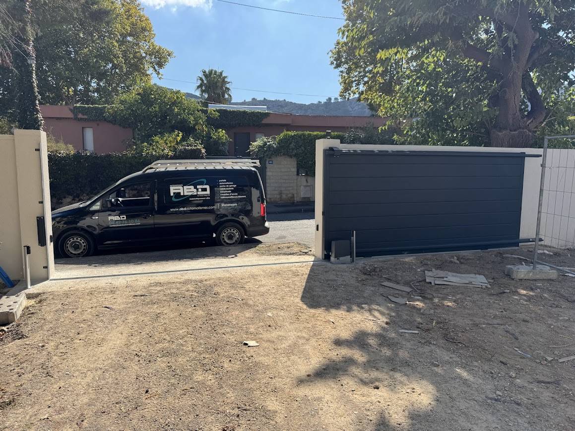 Portail coulissant sur mesure motorisé avec moteur BXV 400 kg marque CAME gris anthracite 7016 aluminium CETAL garantie 30 ans laquage et structure - 