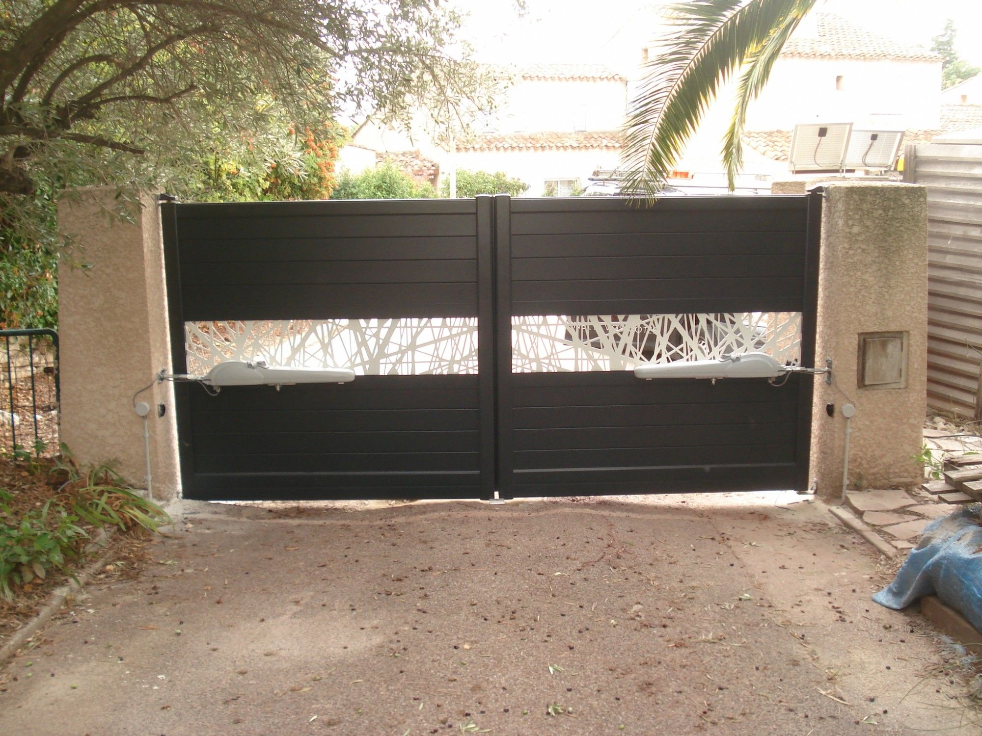 portail aluminium contemporai gris anthracite et planc avec découpe laser par abd automatismes les Pennes Mirabeau