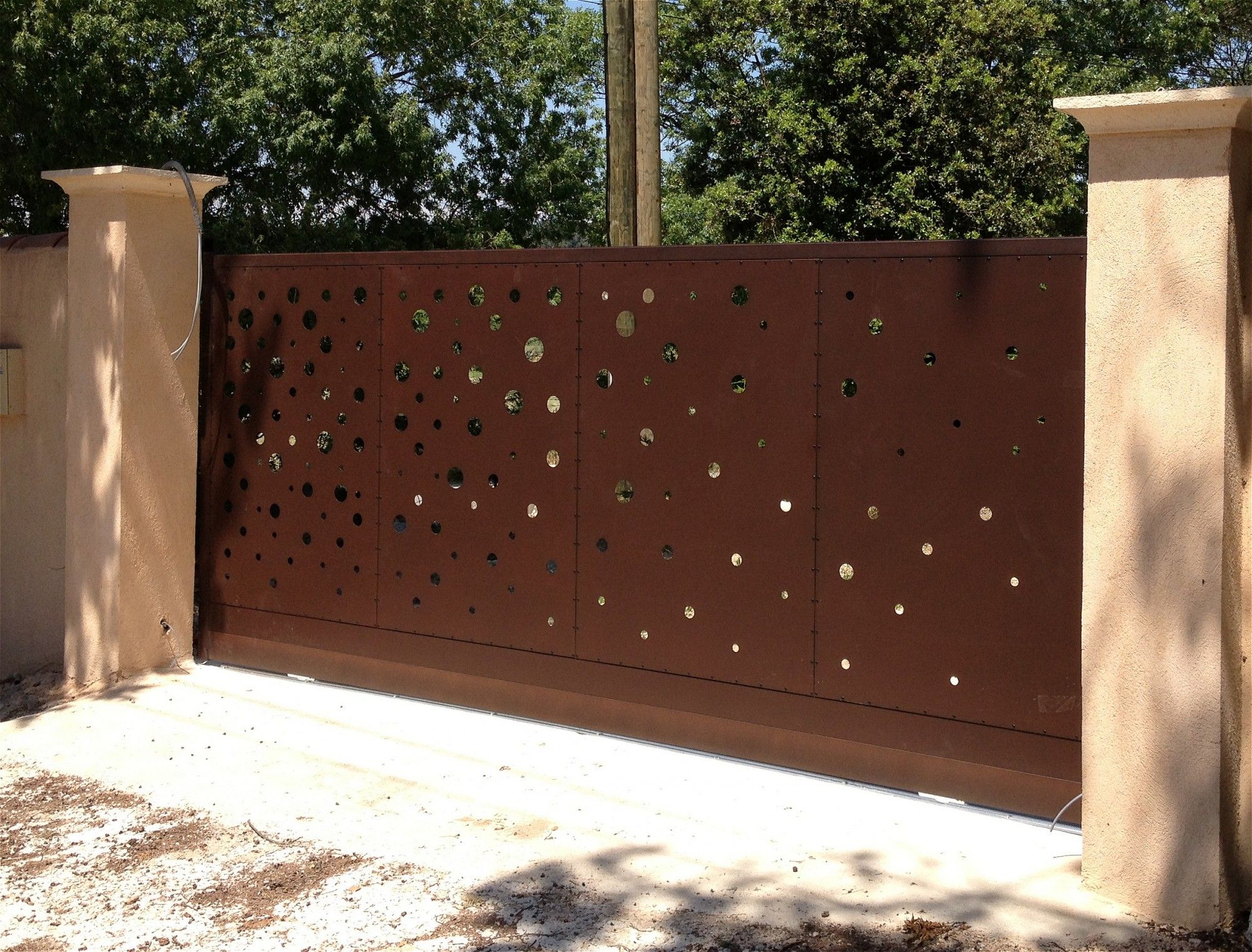 portail aluminium coulissant contemporain découpe au laser par abd automatismes les pennes mirabeau (13170)