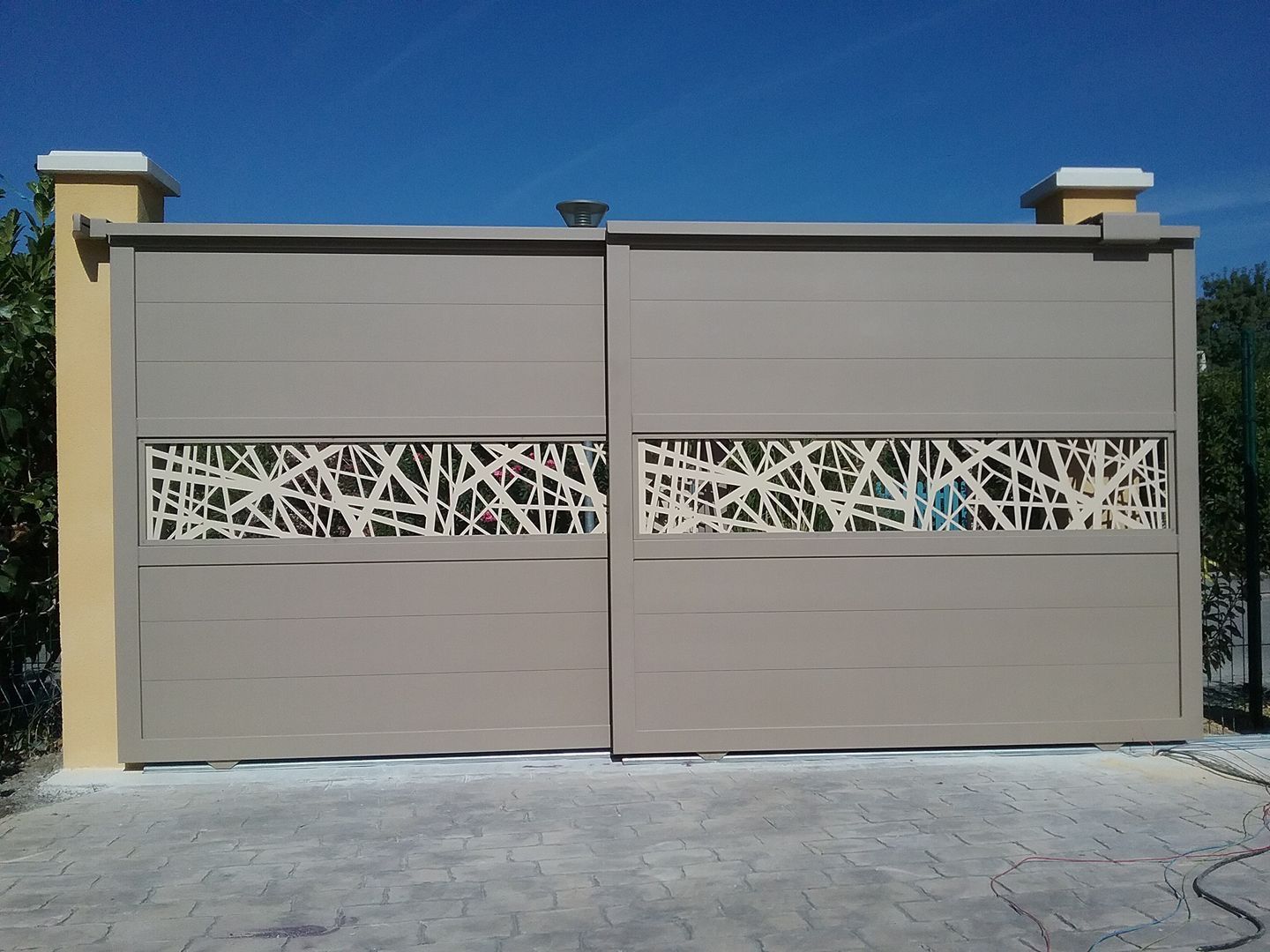 Portail télescopique électrique à proximité de Bouc Bel Air chez abd Automatismes 13170 Les Pennes Mirabeau