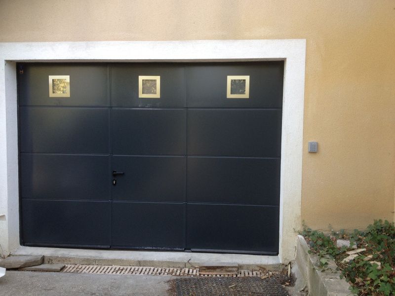 porte de garage motorisée sectionnelle avec portillon intégrée Hormann