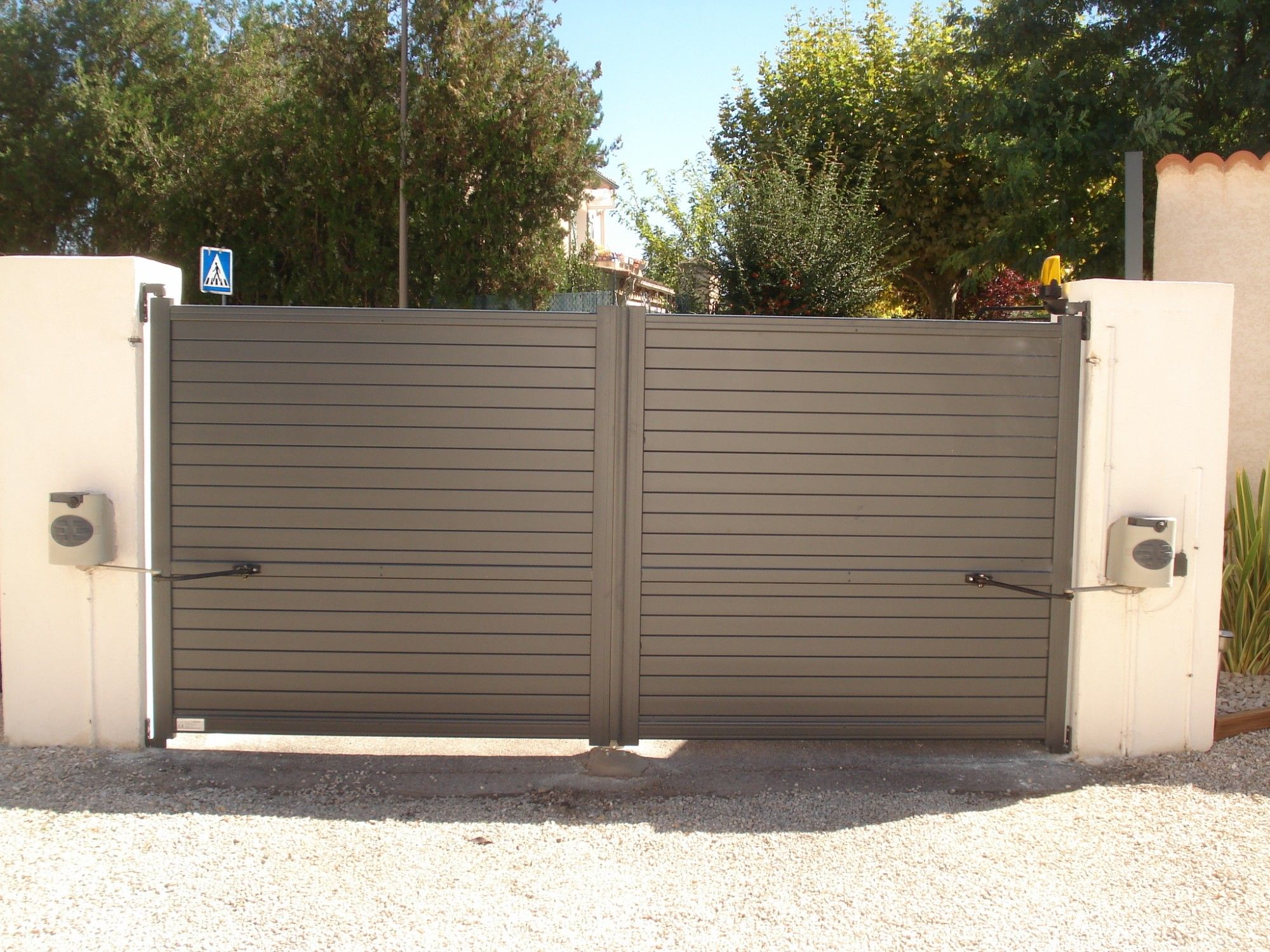 vendeur et installateur de portails alu battants sur mesure occultants à proximité de lançon de provence