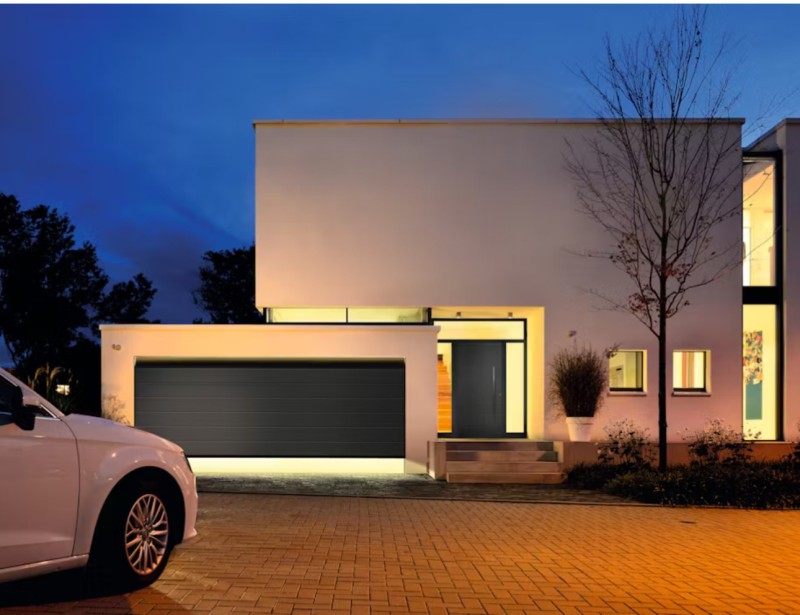 Installation d’une porte de garage enroulable RollMatic extérieure en aluminium RAL 9006 avec motorisation et télécommande à Vitrolles dans les Bouches-du-Rhône