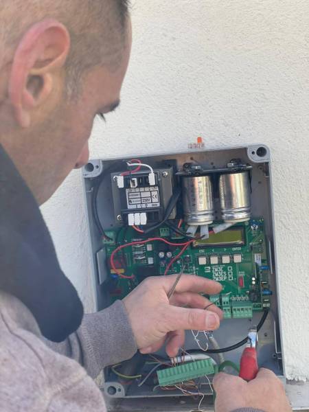 Remplacement carte de commande pour portail électrique à Vitrolles - dépannage rapide 