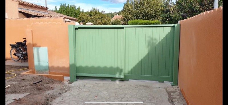 Portail télescopique aluminium à deux vantaux motorisé installé par  une entreprise spécialiste du portail télescopique automatique aux Pennes Mirabeau à côté d’Aix-en-Provence