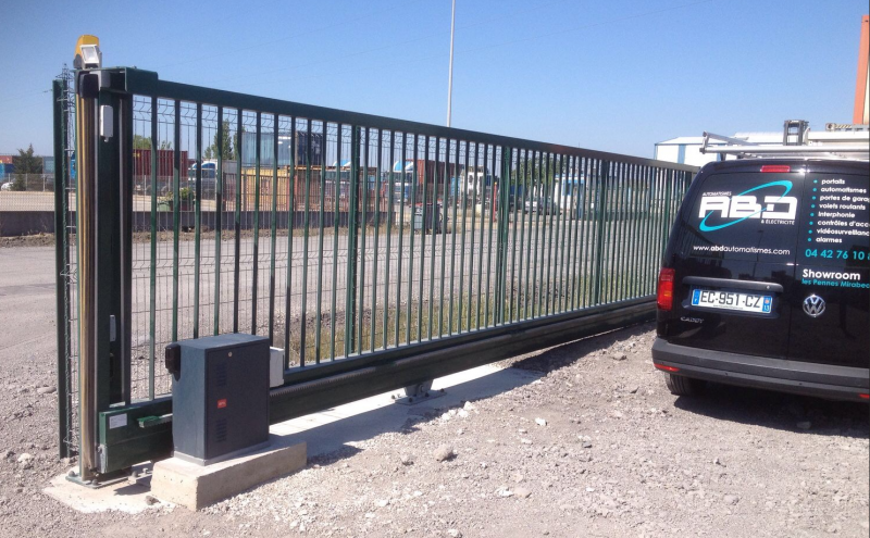 Portail coulissant BFT installé à l'entrée d'une entreprise à Vitrolles 13170 par ABD Automatismes