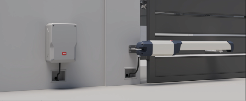 Motorisation BFT Phobos pour portail battant installée avec armoire de commande et vérin automatique