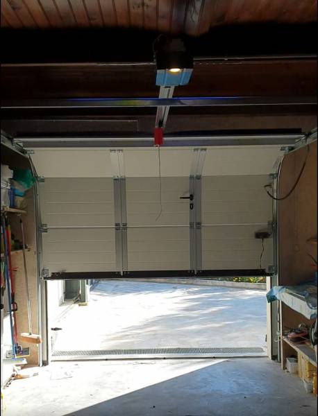 porte de garage sur mesure avec portillon intégré Hormann chez abd automatismes