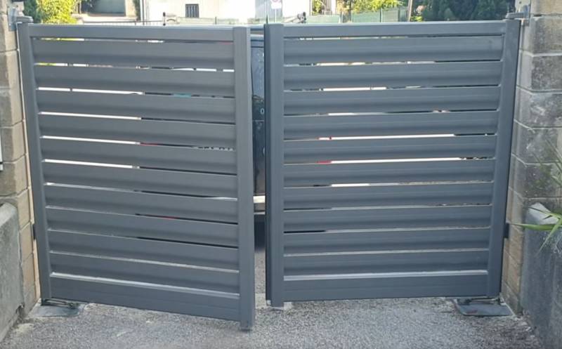 Portail aluminium à double vantaux lames brise vent brise vue par ABD Automatismes à Aix en Provence
