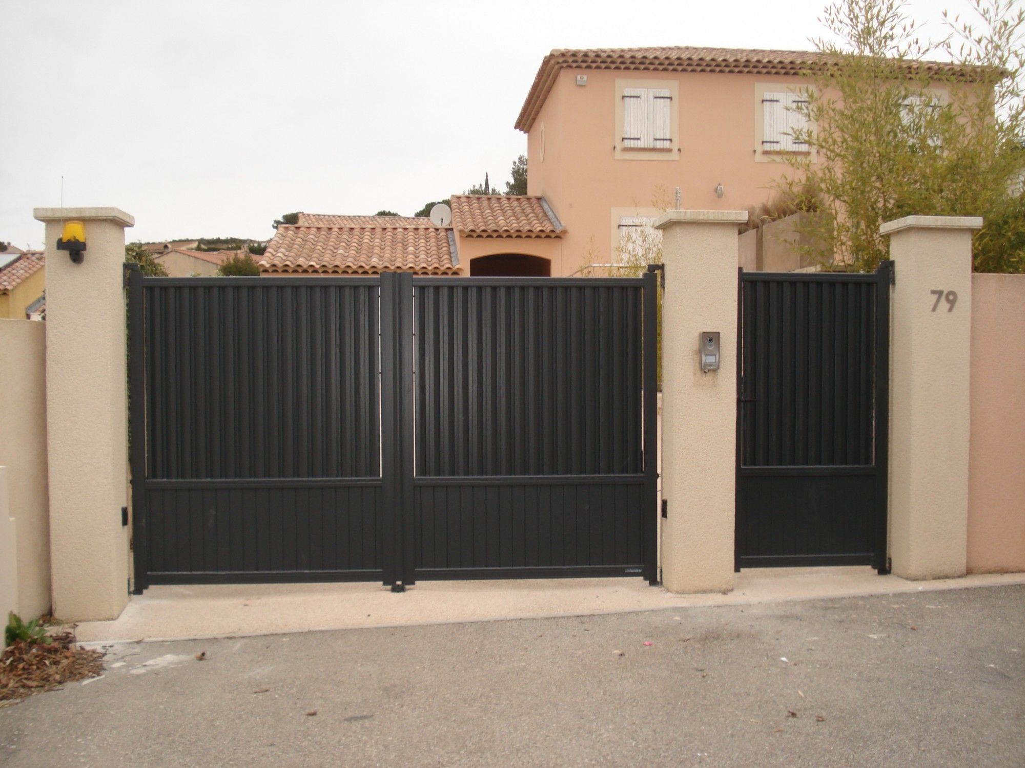 portail et portillon alu sur mesure installé à lançon de Provence par abd automatismes les pennes mirabeau 13170