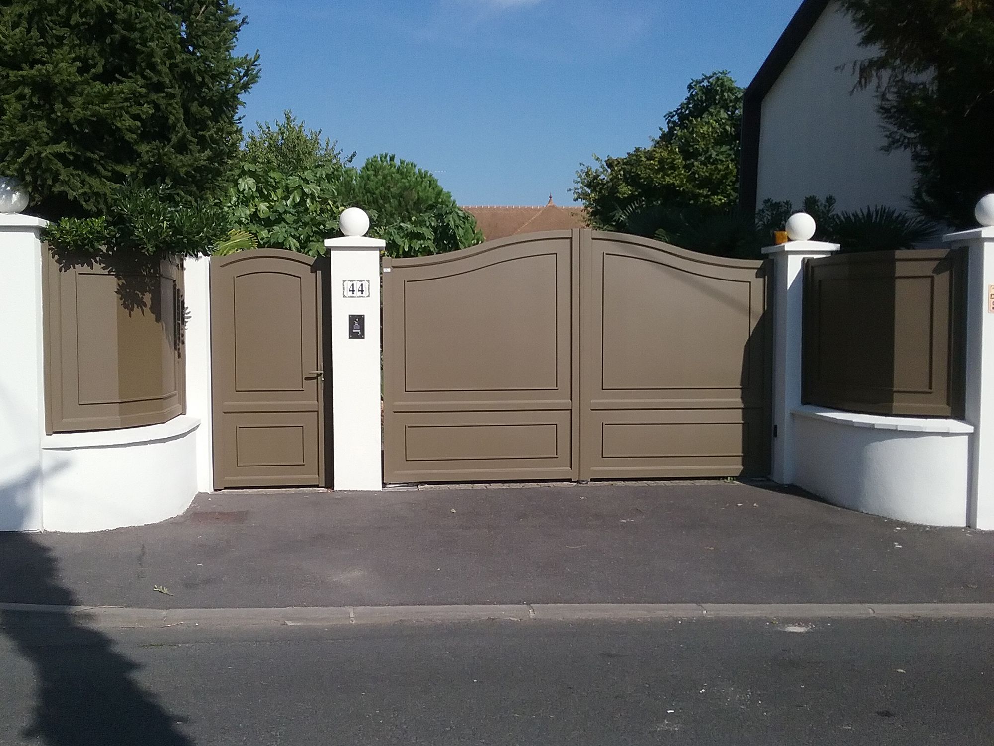 ENSEMBLE PORTILLON PORTAIL BATTANT MARRON MARGUERITE MOTORISE