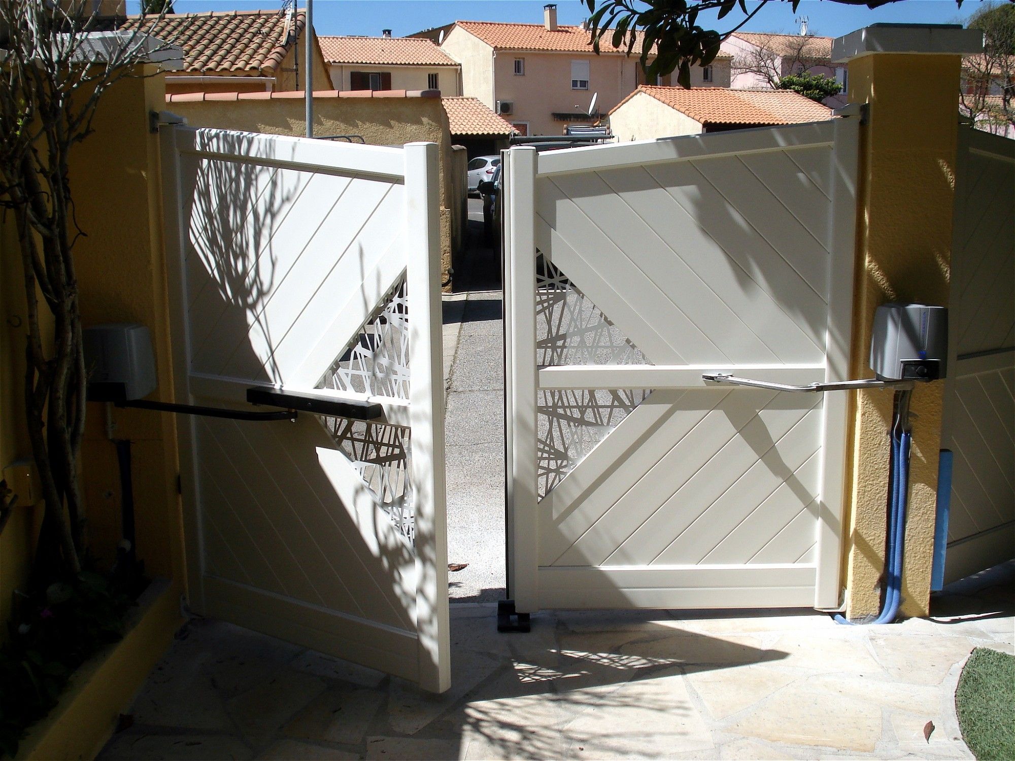 PORTAIL 2LECTRIQUE BLANC BATTANT EGAUX ABD AUTOMATISMES 13170