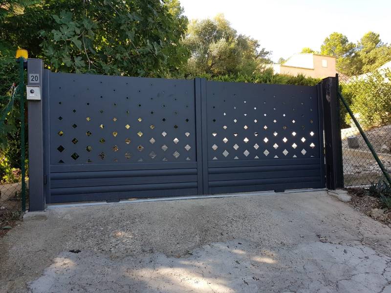portail coulissant aluminium contemporain à Bouc Bel air par abd automatismes installateur Came